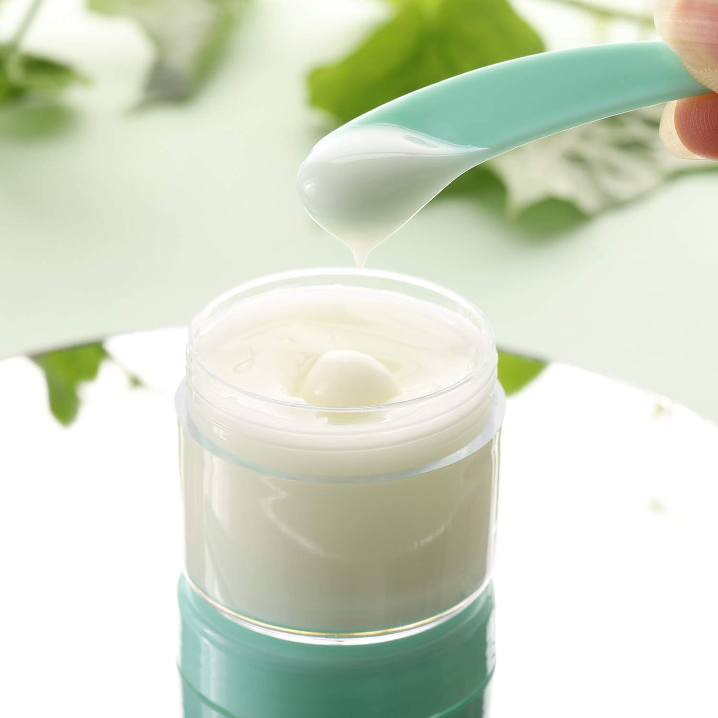 Refillable Cosmetic Sample Jars - 100 Pack 20g (0.7oz) Green Small Travel Containers with Lids + 10 Mini Makeup Spatulas - BPA Free