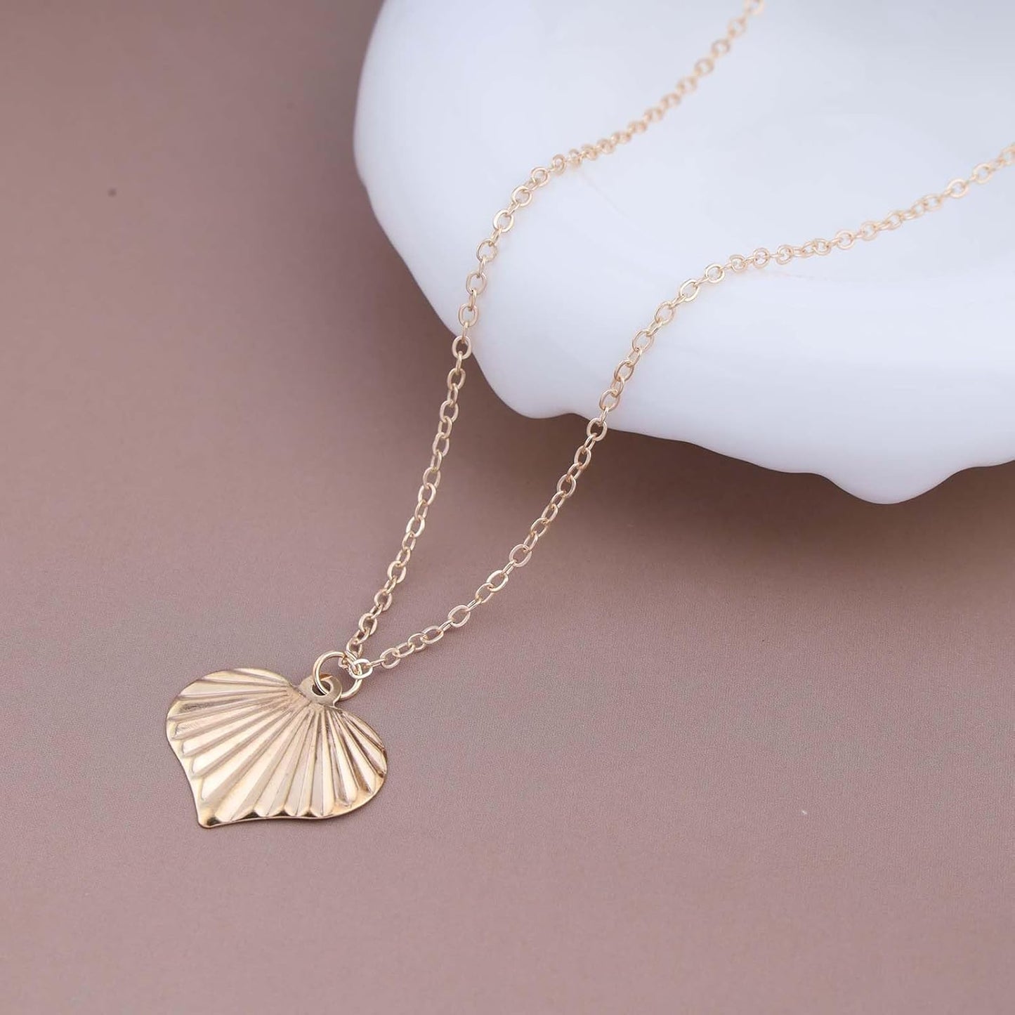 Boho Heart Pendant Necklace Gold Heart Necklace Vintage Heart Love Pendant Necklace Textured Heart Chain Necklace Minimalist Heart Charm Necklace Jewelry for Women and Girls