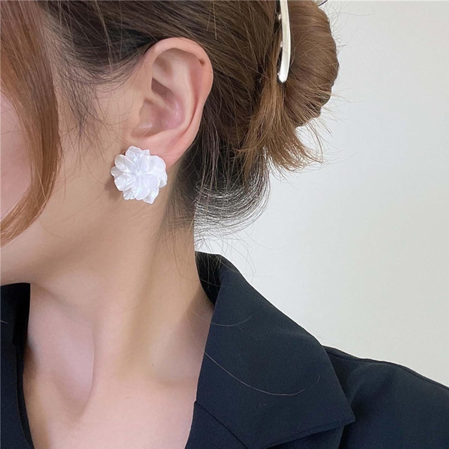 Unique Large White Flower Earrings Studs Vintage Acrylic Floral Petal Earrings Statement French Camellia Flower Earrings Studs Bridal Wedding Prom Earrings Jewelry for Women